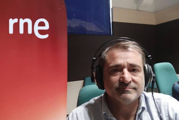 Imagen de José Carlos Rodrigo en los estudios de RNE durante la grabación del reportaje sobre Senior Cohousing.