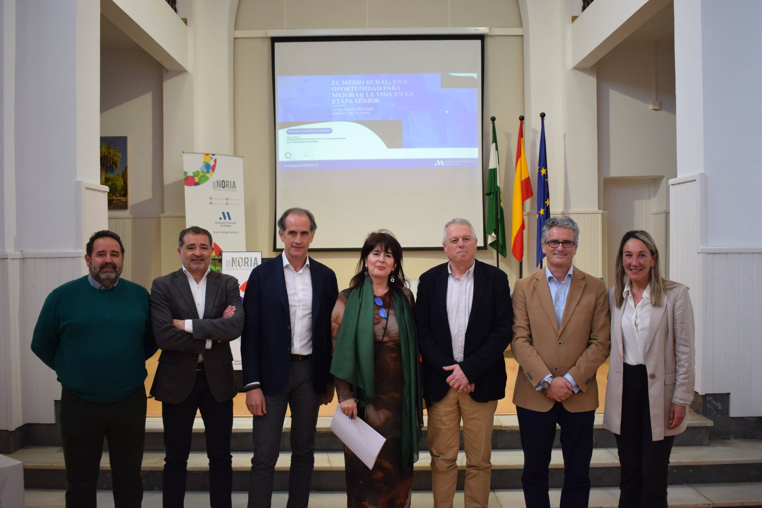 Grupo de hombres y mujeres participantes en el III Foro Silver Economy