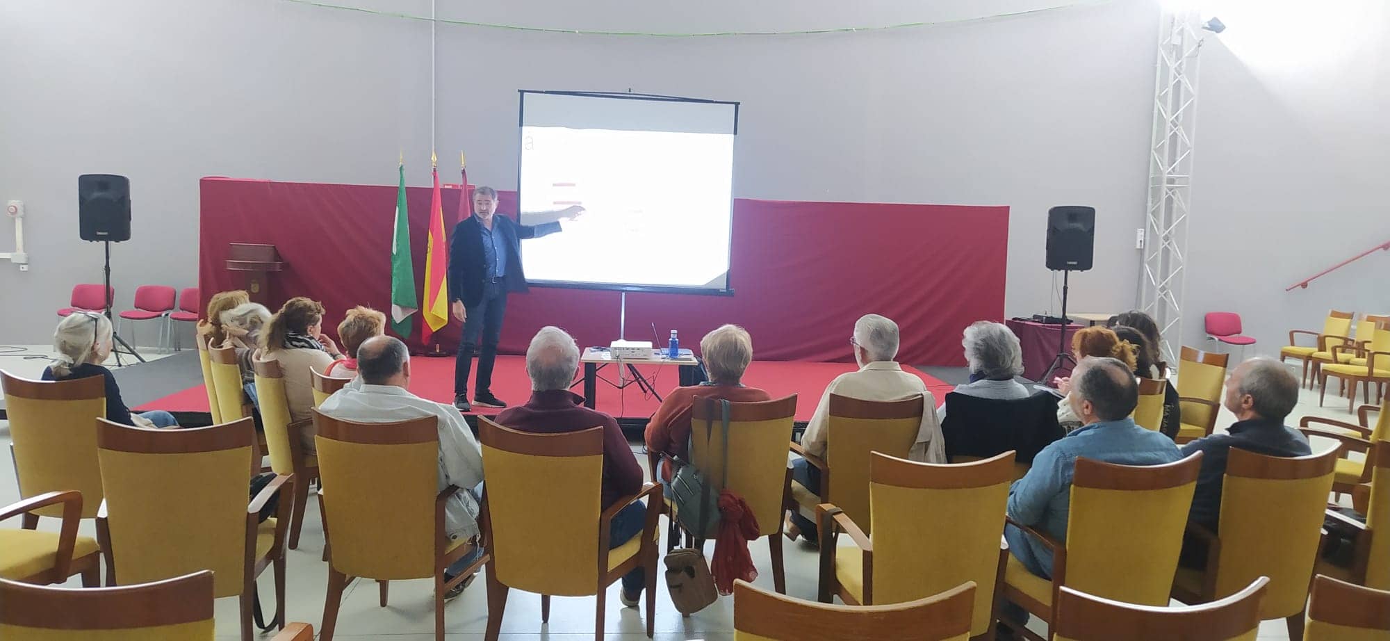 Grupos de personas de la cooperativa cohousing cadiz Viento Sur en una reunión
