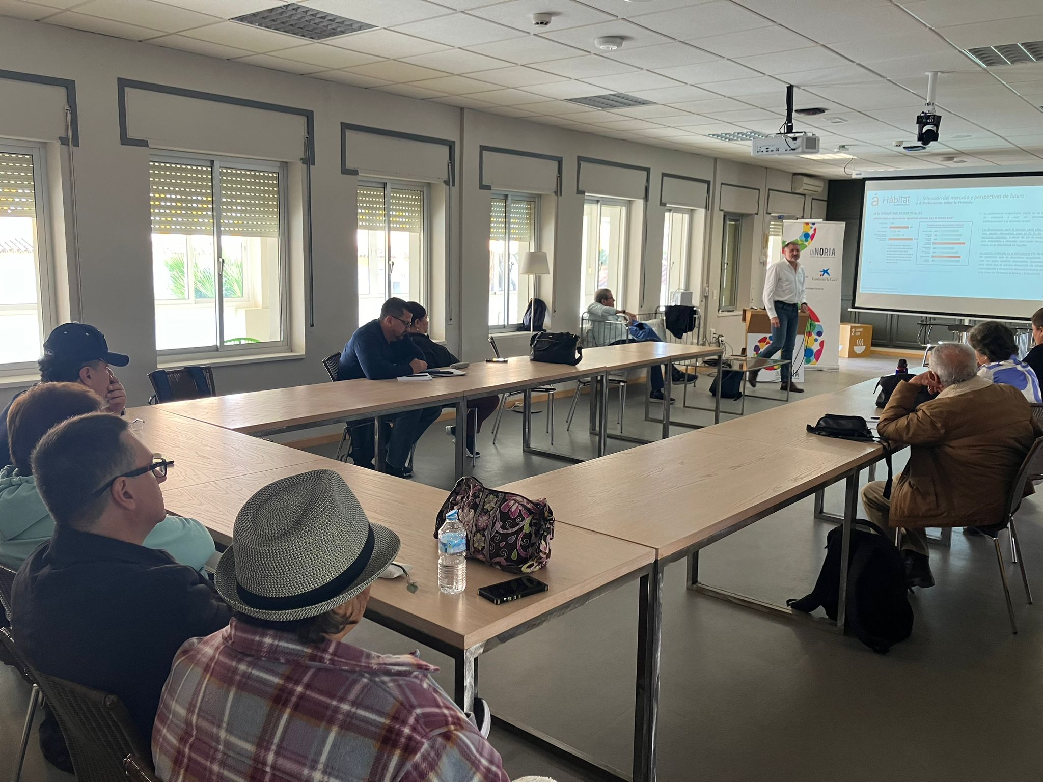 Sesión de trabajo con dirigentes de Cajas de Ahorro de Costa Rica, explorando la implantación del modelo senior cohousing en Centroamérica.